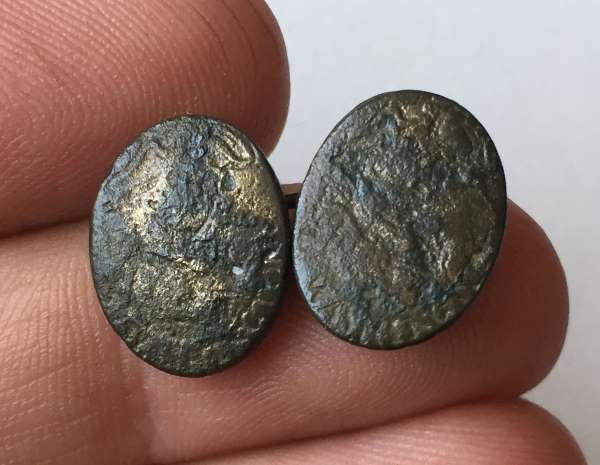 A_complete_Post_Medieval,_copper_alloy_cuff_link_or_cuff_button_representing_George_Washington_(AD_1732-1799)